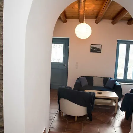 Апартаменты Petra Traditional House Episkopion (Andros)